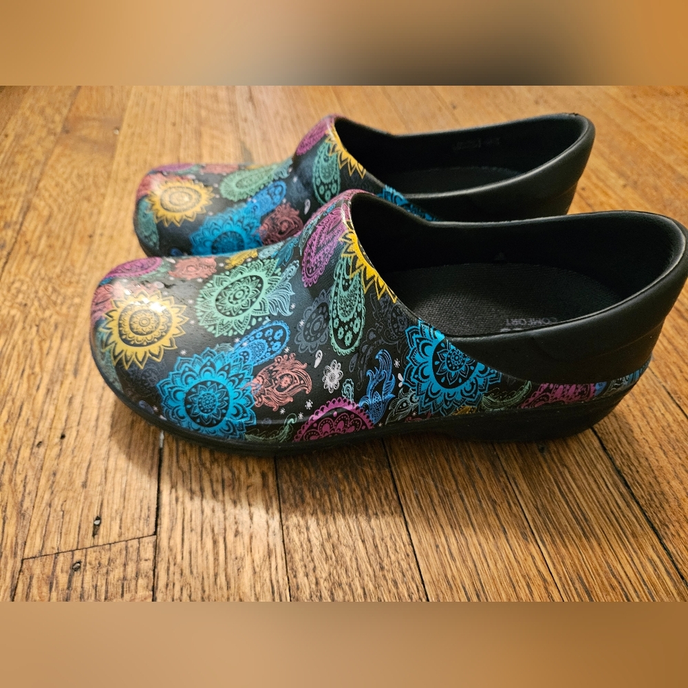 CROCS Women's Multicolor Patterned Clogs Sz 7 -Preloved- - Picture 5 of 8